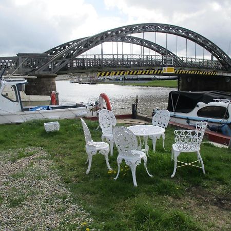Blue Cabin Bridge Stores Fritton Exterior foto